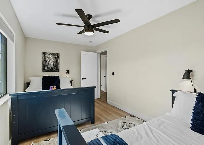 Holiday home Sage House Modern Retreat Hot Tub, Theater, Gmrm!