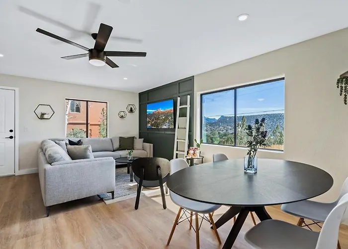 Sage House Modern Retreat Hot Tub, Theater, Gmrm! Holiday home